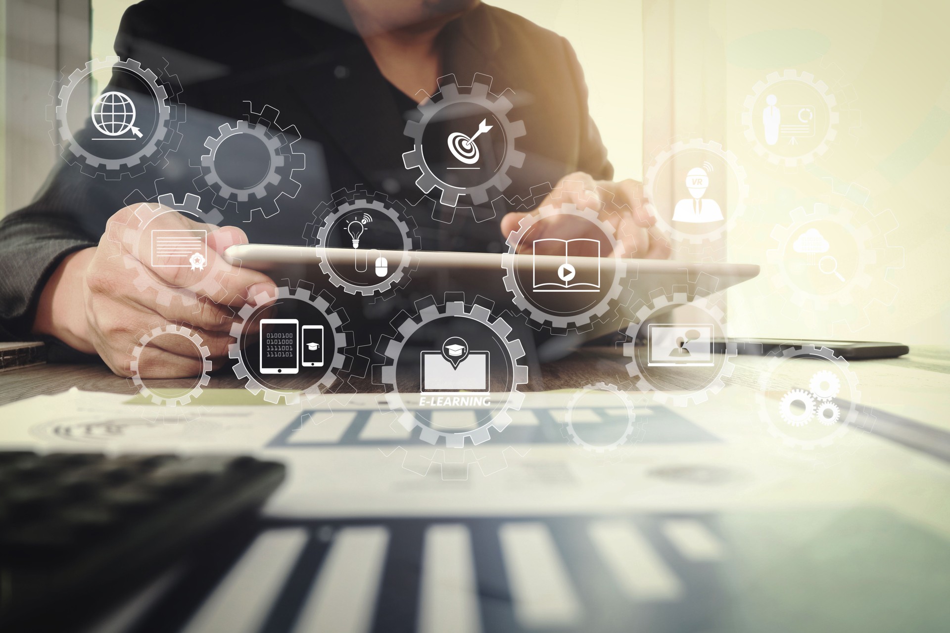 documentos de negocios en mesa de oficina con ordenador tableta digital smart teléfono y gráfico de diagrama de negocios y empresario en segundo plano